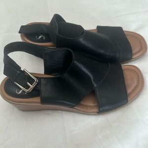 Women’s Sofft Black leather sandals Size 9